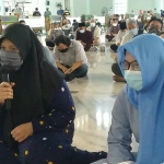 Veronika Arievalina Hutahuruk dan Antin Yus Fajar Kristian saat ikrar dua kalimat syahadat di Masjid Al-Akbar Surabaya usai salat Jumat, 23 April 2021. foto: mma/ bangsaonline.com