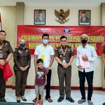 Pihak Kejari Nganjuk bersama korban dan pelaku saat menetapkan Restorative Justice pada pencuri HP.