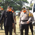 Wali Kota Kediri Abdullah Abu Bakar didampingi oleh Kapolres AKBP Wahyudi dan Kasdim 0809 Mayor Czi Gatot Palwo Edi saat melakukan pengecekan kendaraan. foto: ist.