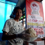 Salah satu pemilik warung bakso di Jalan Bromo No. 31 tepat di sisi selatan Stadion Supriadi Kota Blitar.