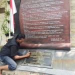 Martudji, Ketua Aliansi Wartawan Surabaya (AWS) sedang membersihkan Monumen Resolusi Jihad NU. foto: istimewa
