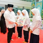Bupati Kediri Hanindito Himawan Pramana saat menyerahkan bantuan beasiswa secara simbolis. Foto: Ist.
