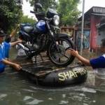 Tak hanya menyelematkan diri dan keluarganya, warga korban banjir di Desa Jotangan Mojosari juga berusaha menyelamatkan harta bendanya. 