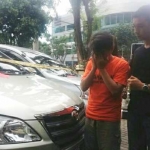 Pelaku saat diamankan di Polsek Tegalsari Surabaya.