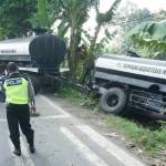 Kondisi truk yang nyungsep. foto: RONY S/ BANGSAONLINE