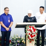 Gubernur Jawa Timur Khofifah Indar Parawansa menandatangani prasasti peresmian Asrama Pulau Mandangin di SMA Negeri Taruna Nala, Kota Malang, Rabu (10/1/2024).