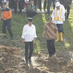 Gubernur Jatim Soekarwo mendampingi Presiden RI Jokowi dalam kunjungan kerja meninjau lokasi bencana alam di Kabupaten Pacitan, Sabtu (9/12).