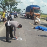 Satlantas Polres Ngawi saat olah TKP kecelakaan.