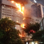 Tampak api membakar Tunjungan Plaza 5 Surabaya. Foto: ist