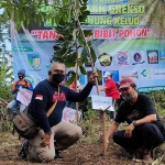 Koordinator ARPL Kediri dr. Ari Purnomo Adi (kiri) dan Kepala Disbudpar Kabupaten Kediri Adi Suwignyo usai menanam pohon di area Sumber Clangap, Lereng Gunung Kelud. Foto: MUJI HARJITA/ BANGSAONLINE