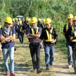 Para peserta melakukan pemotretan di lahan pasca tambang pabrik Tuban. foto: SYUHUD/ BANGSAONLINE