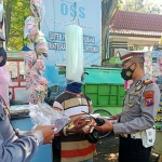 Satlantas Polres Probolinggo Kota memberikan bantuan berupa beras dan masker gratis. (foto: ist)