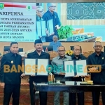 Ketua DPRD dan Wali Kota Madiun saat menunjukkan nota kesepakatan. Foto: HENDRO SUHARTONO/BANGSAONLINE
