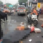Petugas dari BPBD Surabaya dan kepolisian saat mengevakuasi jenaza korban kecelakaan di Jalan Raya Jeruk Menganti, Surabaya, Selasa (11/11/2025).