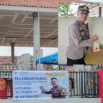 Kapolres Rembang AKP Mulyono terjun langsung mendampingi Aipda Inda Juli saat membagikan kartu nama Lapor Bhabinkamtibmas