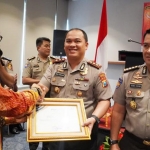 Kapolres Jombang AKBP Boby Pa’ludin Tambunan saat menerima penghargaan d Hotel Mercure Jakarta.