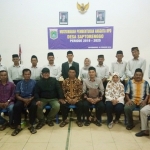 Anggota BPD periode 2019-2025 (duduk), dan Panitia Pemilihan (berdiri).