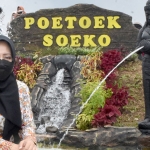 Bupati Ikfina Fatmawati berpose di Wisata Poetoek Soko, usai diresmikannya. (foto: ist)