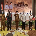 Bupati Gus Yani, Ketua AKD Nurul Yatim, Ketua DPRD Abdul Qodir, dan Forkopimda Kabupaten Gresik saat pembukaan pelatihan peningkatan aparatur pemdes. (foto: SYUHUD/ BANGSAONLINE)