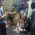 Petugas saat menggerebek rumah SR (43) warga Desa Langkap, Kecamatan Burneh, Bangkalan, yang digunakan untuk memproduksi mercon.