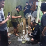 Petugas saat menggerebek rumah SR (43) warga Desa Langkap, Kecamatan Burneh, Bangkalan, yang digunakan untuk memproduksi mercon.