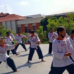Pelaksanaan UKT Merpati Putih Cabang Surabaya di halaman Gedung Fakultas Kedokteran UWKS. foto: ist.
