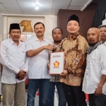 Ketua DPC Gerindra Gresik Asluchul Alif ketika mendaftar bacabup di partainya sendiri, 28 Oktober 2019 lalu. foto: SYUHUD/ BANGSAONLINE