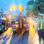 Petugas saat upaya evakuasi kendaraan yang terlibat laka di Jl. Pattimura Kota Batu
