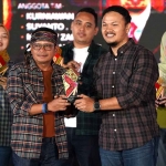 Direktur Utama SIG, Donny Arsal (kedua dari kiri), saat menyerahkan trofi kepada M. Ardy Zailani (kedua kanan), tim Miner Empire 2.2, pemenang Best of The Best SIG Innovation Awards. Foto: Ist