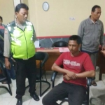 Tersangka saat diamankan di Mapolsek Porong.