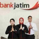 Karyawan Bank Jatim yang siap melayani nasabah.

