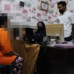 Wanita pengecer togel saat berada di ruang penyidikan Polres Ngawi. 