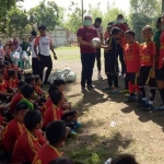 Cawabup Alif saat coaching clinic di Sekolah Sepak Bola (SSB) Rocket di Lapangan Kedung Rukem, Kecamatan Benjeng. (foto: ist)