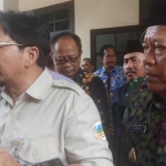 Dirjen Pertanian Sarwo Edhi didampingi Bupati Lamongan Fadeli memberikan keterangan kepada awak media.