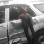 Tubuh Warlik Sugianto yang nyangkut di pintu mobil sebelum dievakuasi. foto: catur andi erlambang/ BANGSAONLINE