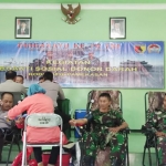 Suasana donor darah di Makodim Pamekasan dalam rangka memperingati HUT TNI ke-74.
