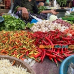 Simak daftar harga sembako Surabaya per awal Desember 2025. Foto: Sulthon/Bangsaonline.