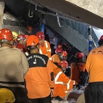 Tim Baznas Tanggap Bencana saat melakukan penyelamatan kepada para santri yang masih tertimbun di lokasi ambruknya musala Ponpes Al Khoziny. Foto: Humas Baznas RI