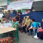 PERIKSA: Pelayanan kesehatan gratis bagi penyelenggara Pemilu, di Balai Desa Kureksari, Waru, Jumat (26/4) sore. foto: ist