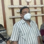 Djoni Eko P (tengah) saat memberikan keterangan pers di Kantor Bawaslu Lamongan.