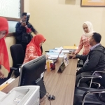 Wali Kota Mojokerto saat sidak di Kantor Perizinan dan Penanaman Modal GMSC.