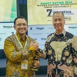 VP Lingkungan Hidup Petrokimia Gresik, Bagus Eka Saputra (kiri), saat menerima penghargaan dari Menteri Perindustrian, Agus Gumiwang Kartasasmita. Foto: Ist