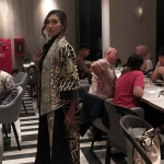 Lenggokan dari peraga busana dalam suasana dinner. Foto: Hendro Suhartono.