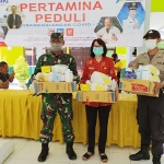 Pemberian bantuan masker, sarung tangan, hand sanitizer, disinfektan, dan alat semprot oleh Pertamina di Balai Kecamatan Jenu.