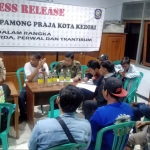 Para pemabuk dan barang bukti diamankan ke Mako Satpol PP Kota Kediri.