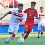 DUEL: Supriyadi (merah) pemain Timnas Indonesia U-19 saat berduel dengan Agus Budi, Kapten Persibo (putih) dalam laga uji coba pada 2019 lalu. Foto: EKY NURHADI/BANGSAONLINE