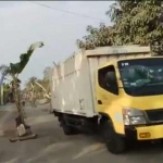 Warga menanami pohon pisang sebagai bentuk protes.