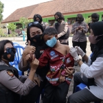 Polwan Polres Mojokerto saat meninjau giat vaksinasi anak di SDN Seduri 2.