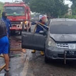 Petugas damkar saat melakukan pembasahan.