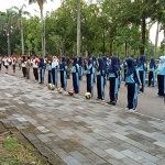 Personel dari Kodim Ngawi saat senam Ling Tien Kung bersama pelajar SMKN 1 Ngawi di alun-alun setempat.